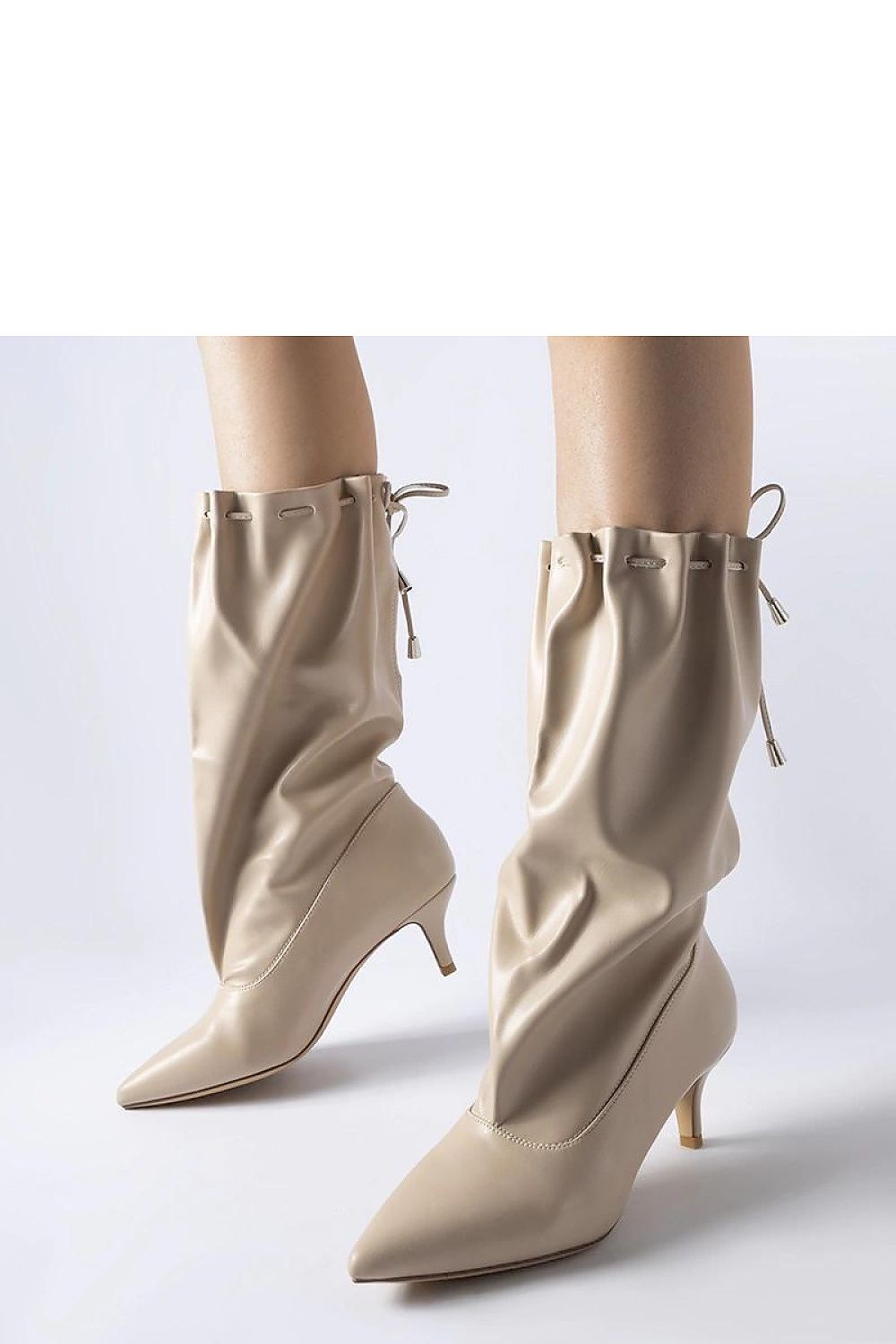 Batai su kulnu model 204479 Solea