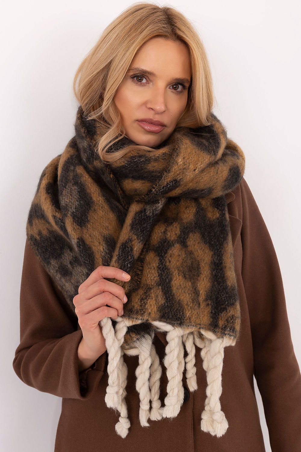 Scarf “AT”