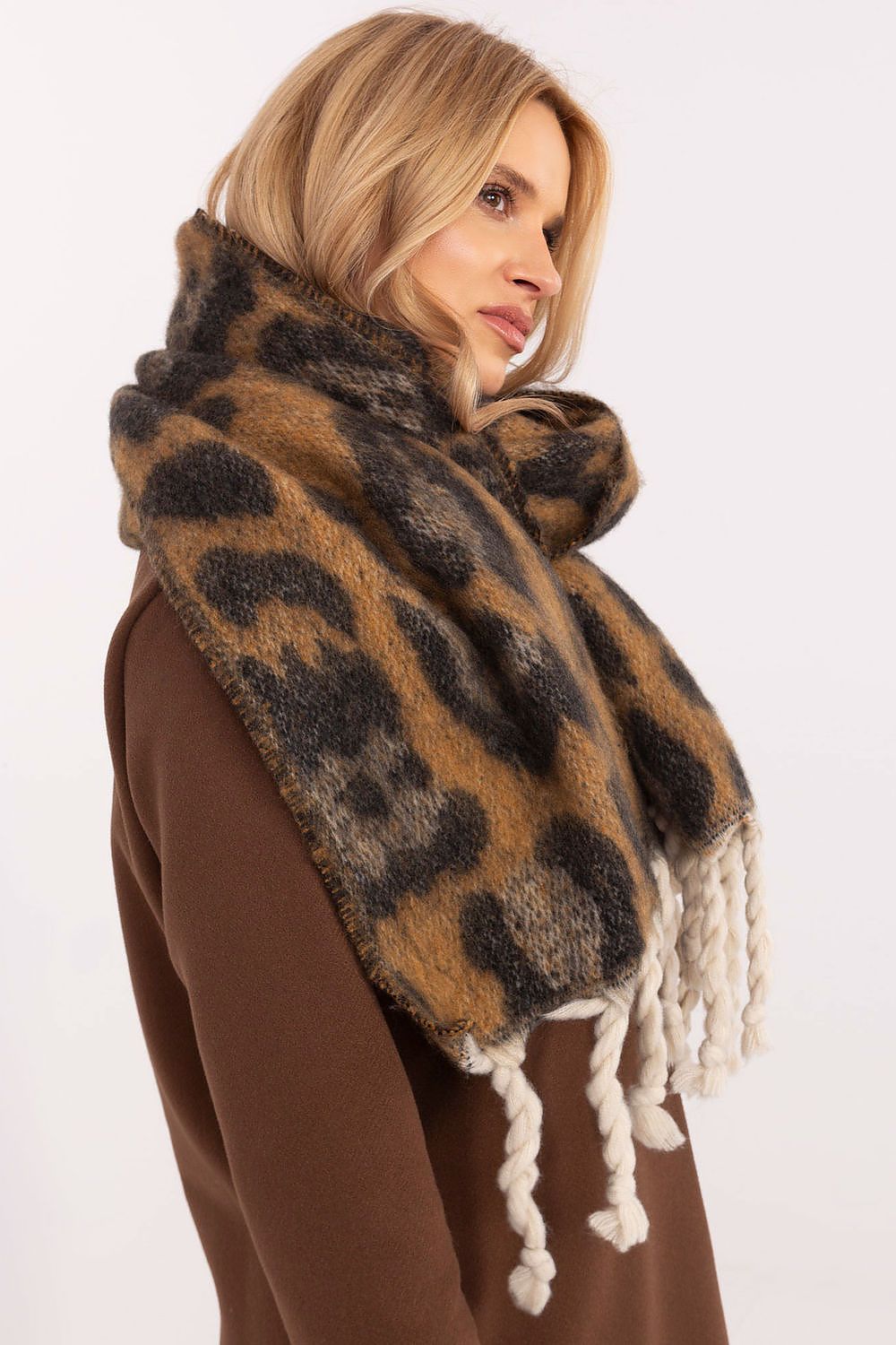 Scarf “AT”
