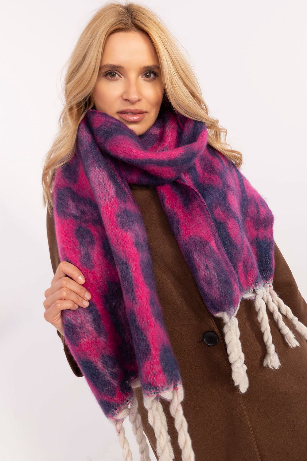 Scarf “AT”
