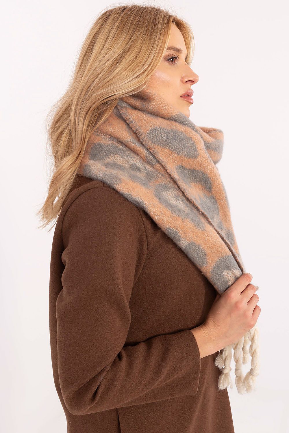 Scarf “AT”