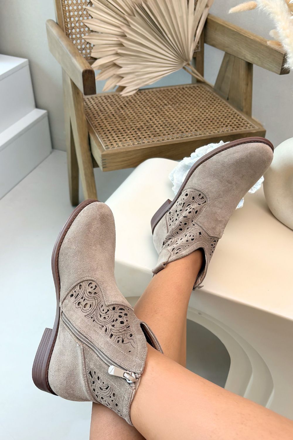 Moteriški batai su ažūru