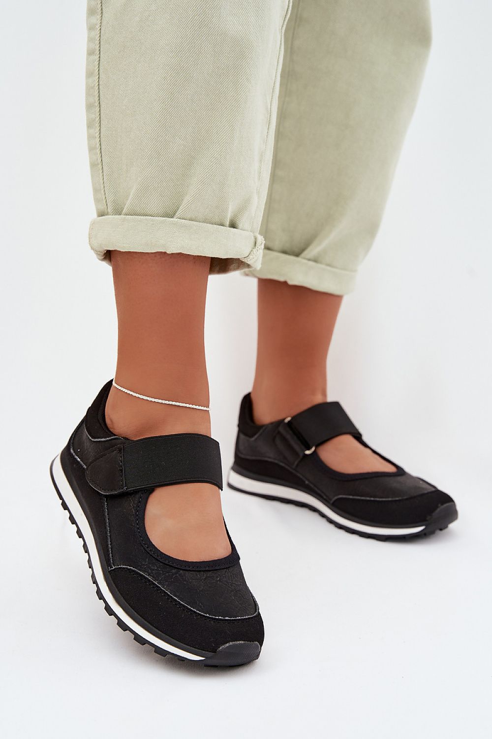 Juodi moteriški sportinio stiliaus batai