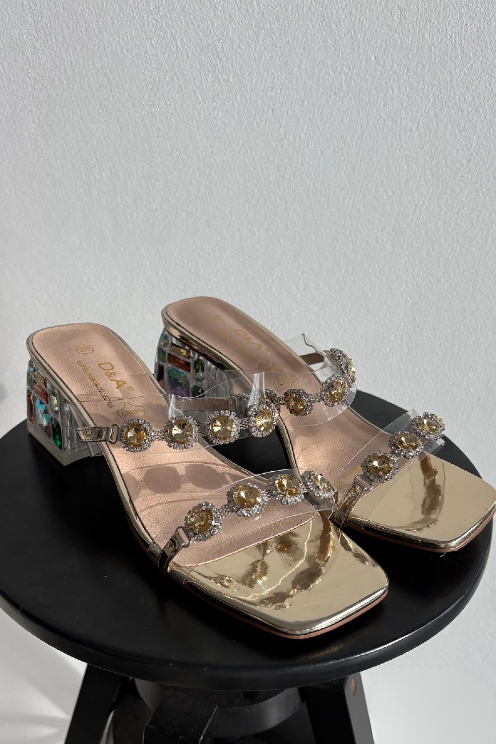 Moteriškos šlepetės su kulnu ir skaidriomis juostelėmis