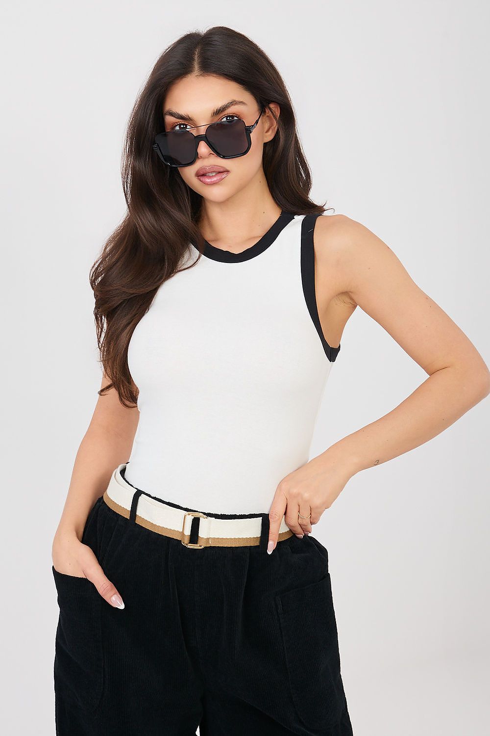 Moteriška palaidinė be rankovių su kontrastingomis juostelėmis