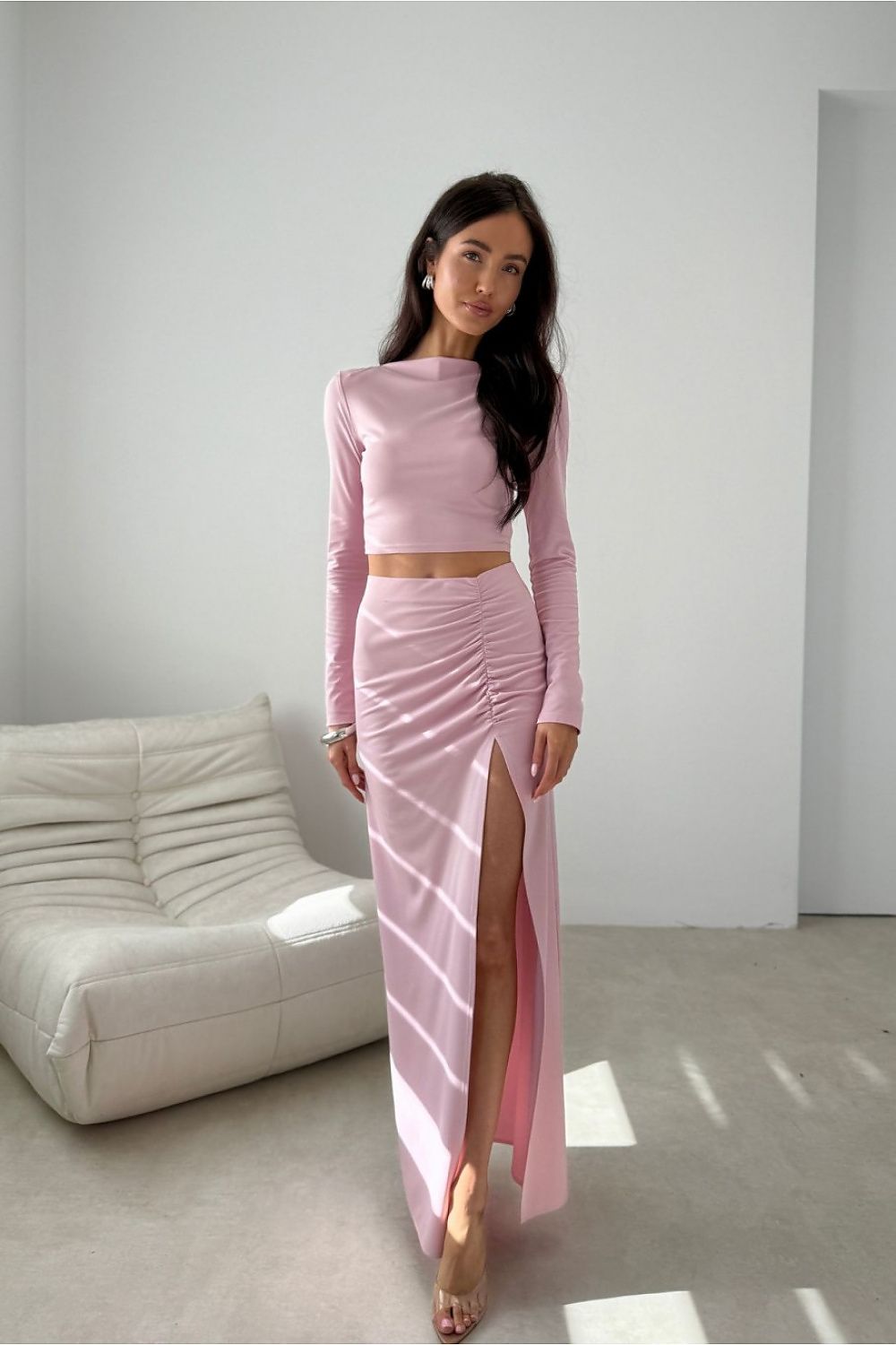 Moteriškas maxi sijonas su aukštu skeltuku