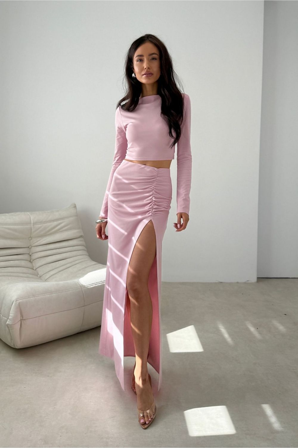 Rožinė palaidinė su gilia iškirpte nugaroje