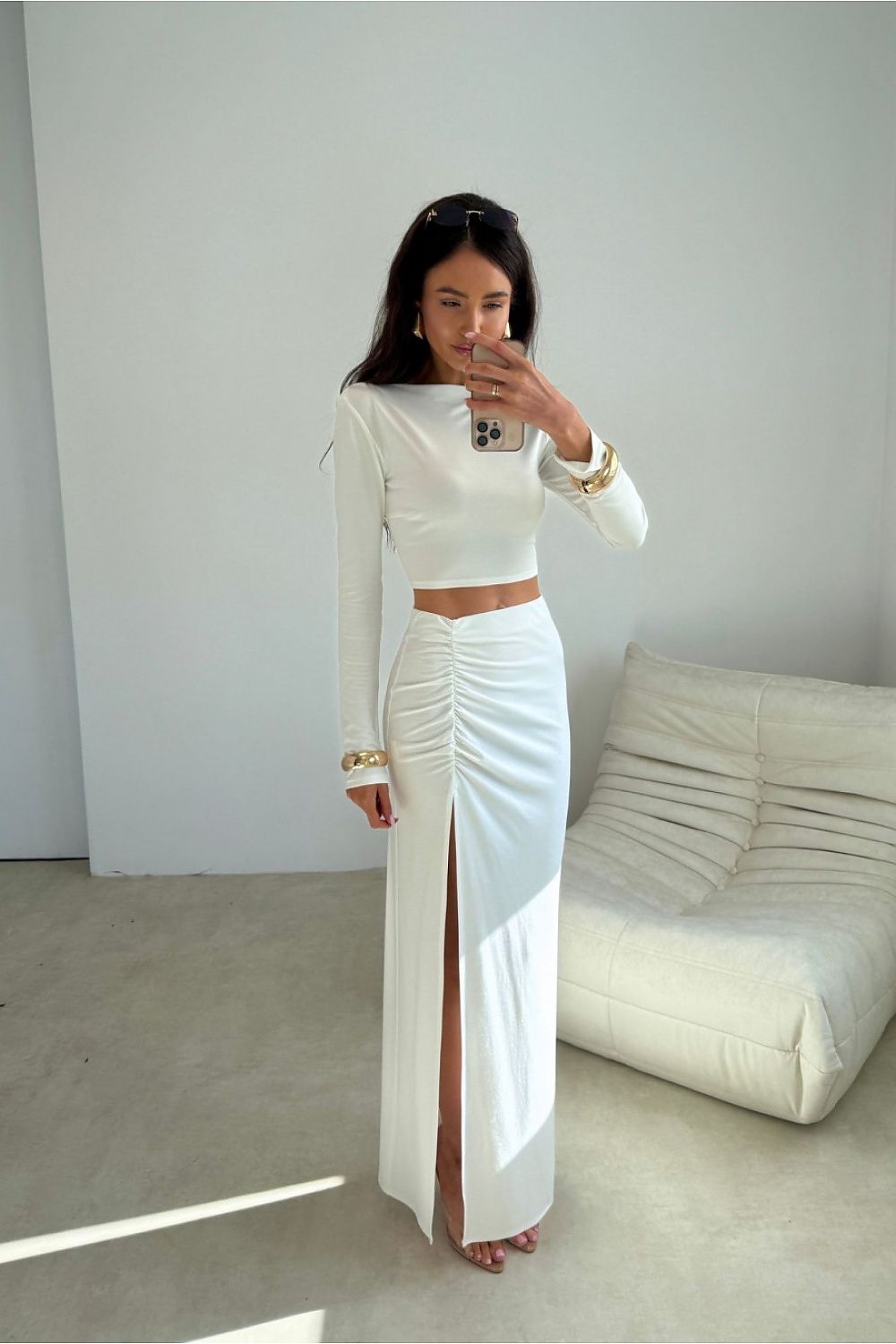 Smėlio spalvos moteriška palaidinė su iškirpte