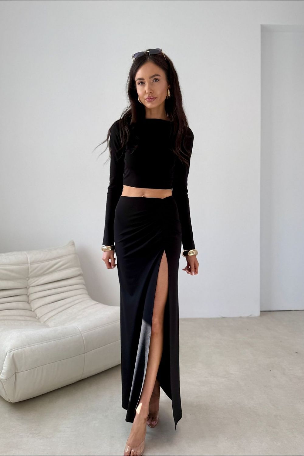 Juoda moteriška palaidinė su iškirpte nugaroje