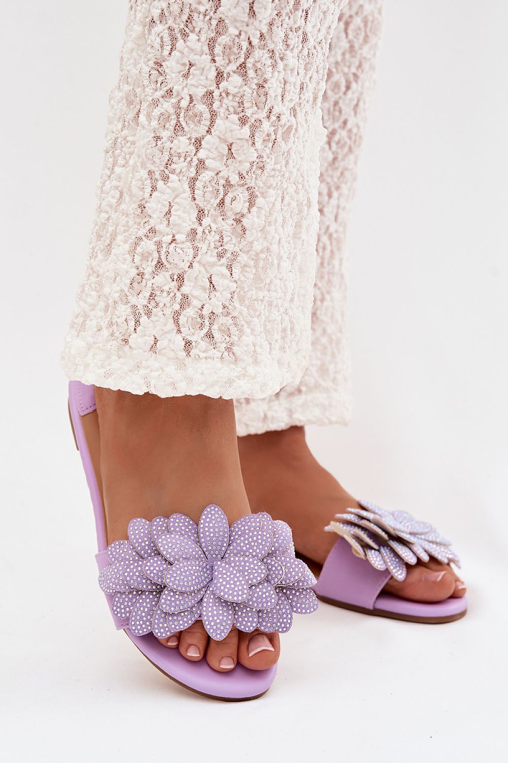 Moteriškos šlepetės su dekoratyviniu akcentu