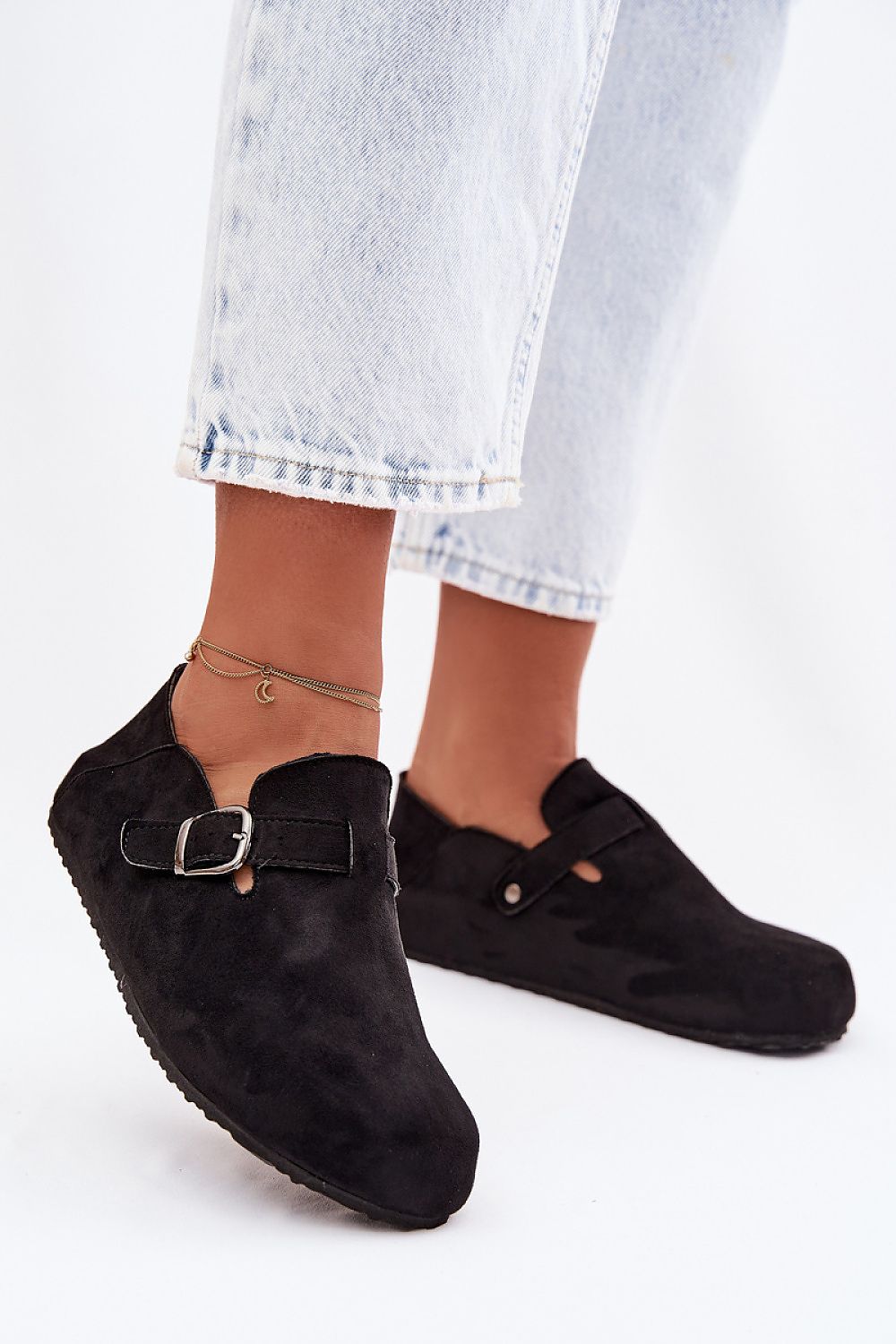 Juodi zomšos slip-on bateliai su aukso spalvos sagtimi
