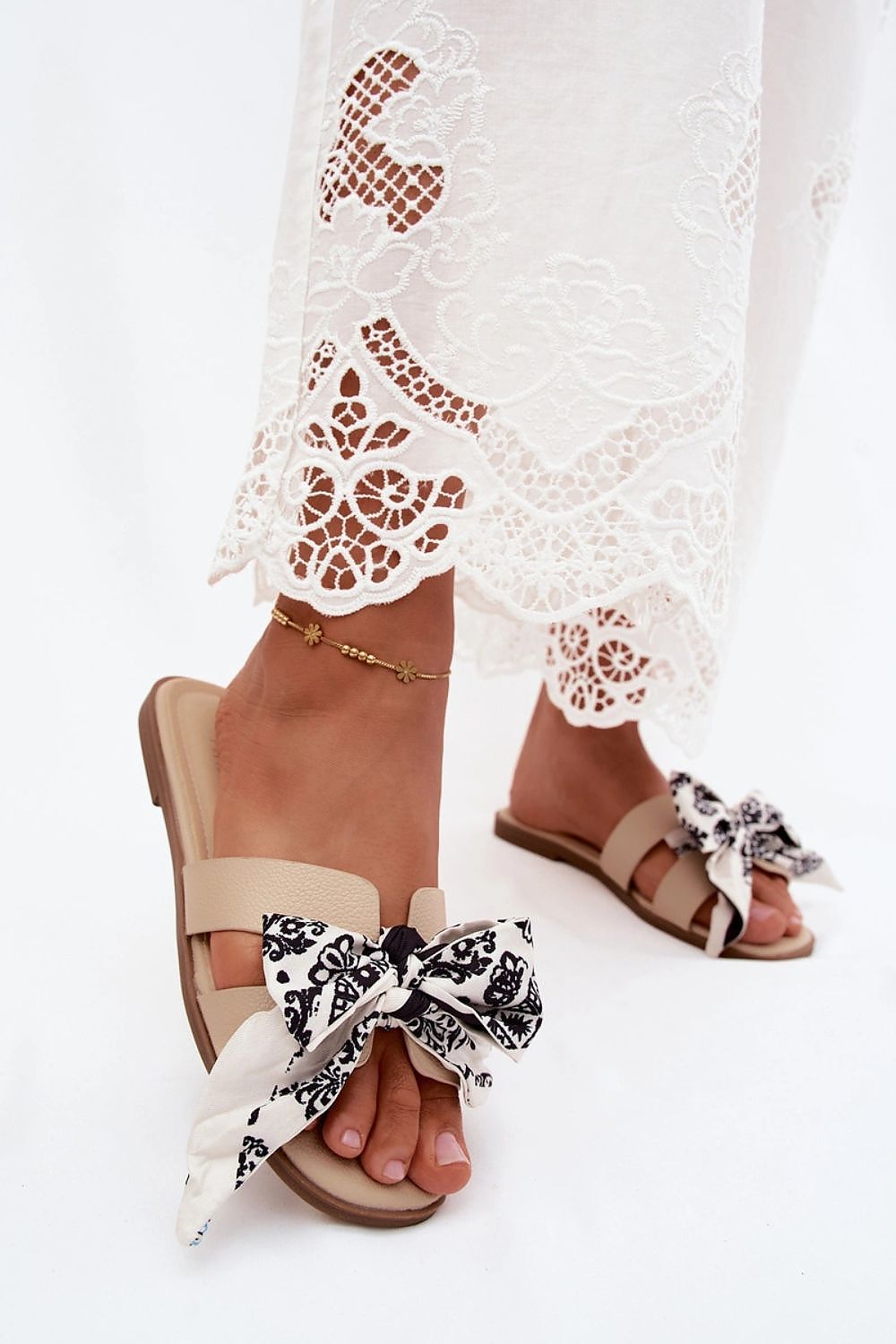 Women's beige slippers