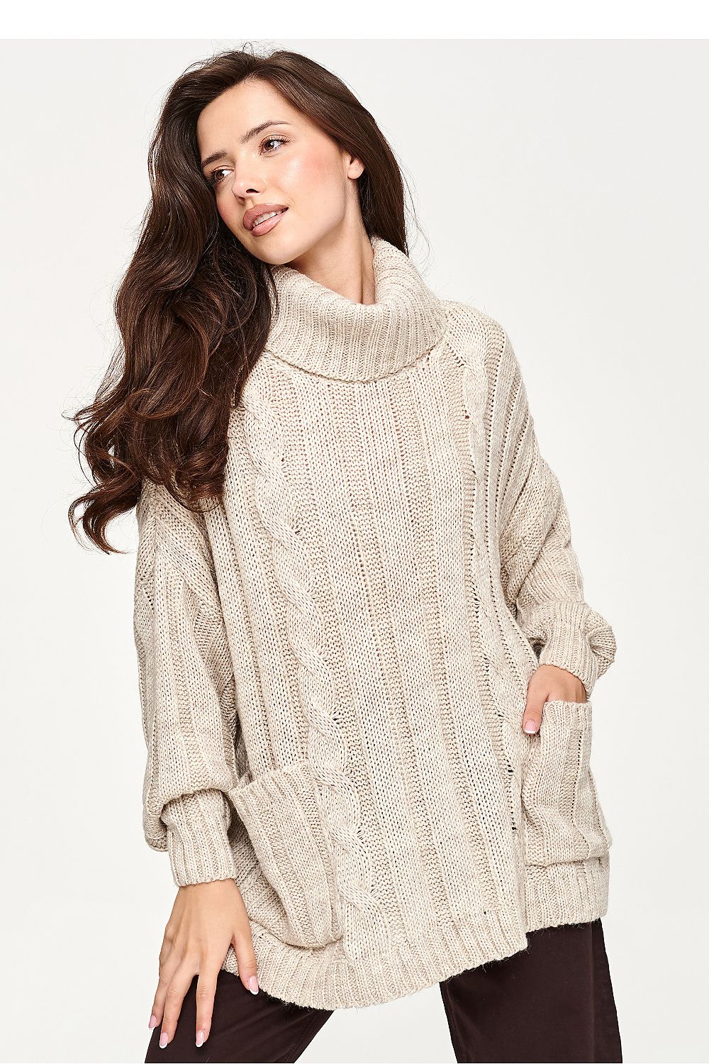 Textured beige sweater with a wide turtleneck
