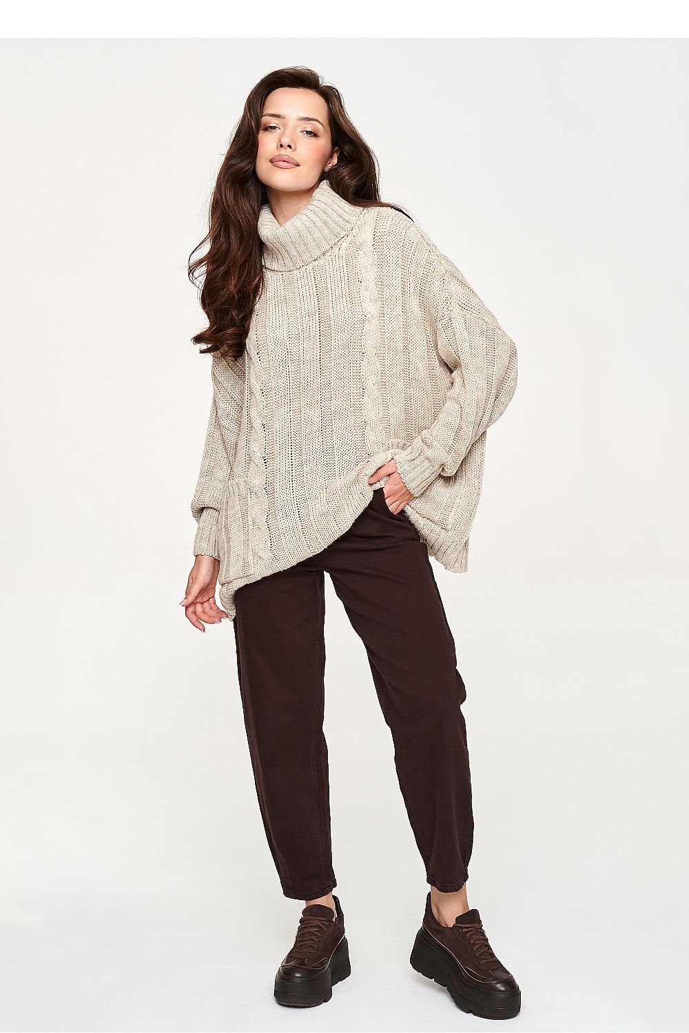 Textured beige sweater with a wide turtleneck